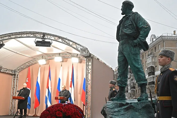 Putin inaugurează statuia lui Fidel Castro (sursa: kremlin.ru)