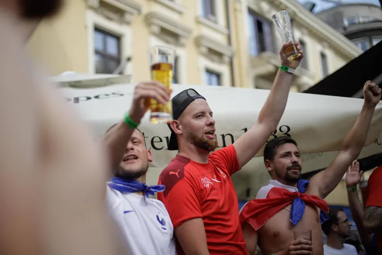 Berea fără alcool, drum spre alcoolism (sursa: Inquam Photos/George Călin)
