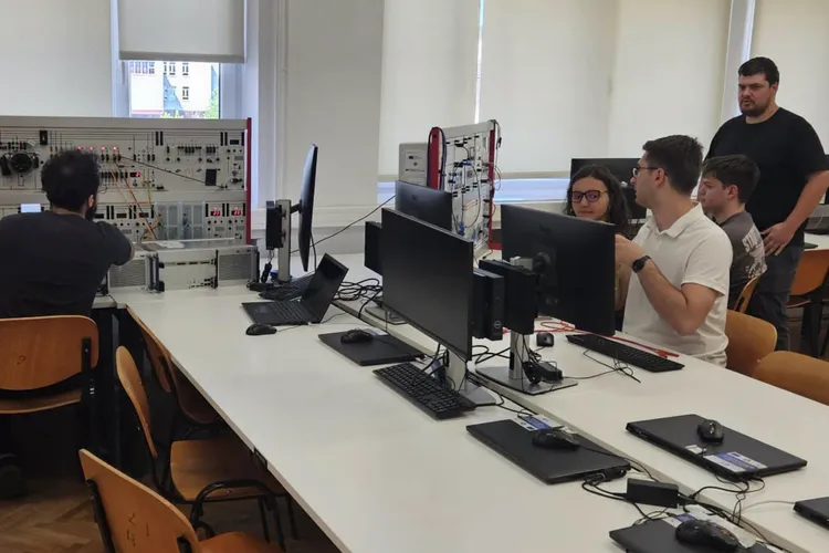 Paradoxul 2026: în plină explozie a inteligenței artificiale, facultățile de Informatică și Automatică pierd candidați