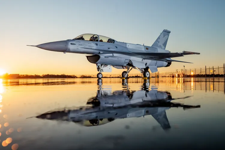 România devine o piesă-cheie în mecanismul de livrare de avioane de vânătoare F-16 Kievului: va găzdui un centru de instruire și a piloților ucraineni. O reacție dură a lui Putin, posibilă