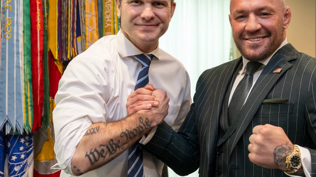 Hegseth se autosatisface cu mâna poporului (sursa: Facebook/U.S. Department of Defense)