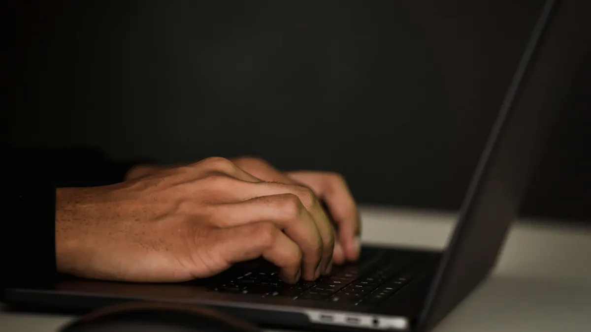 Hărțuirea la locul de muncă, redefinită prin lege (sursa: Pexels/Sora Shimazaki)