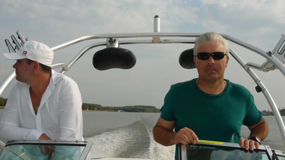 Noul ministru PSD al Apărării, Angel Tilvar, în dreapta imaginii Foto: Facebook Angel Tilvar