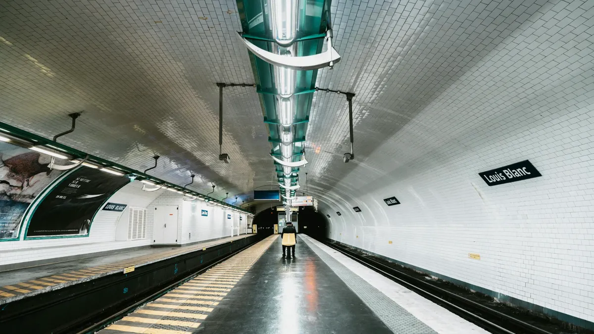 Trei femei, rănite cu cuțitul la metrou în Paris (sursa: Pexels/Masood Aslami)