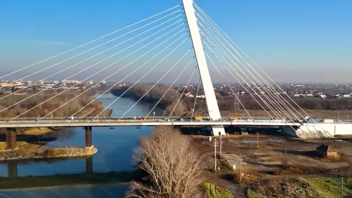 Podul peste Mureș, din Arad, va fi ușurat de 1.500 de tone ca să nu se prăbușească Foto: Captură video