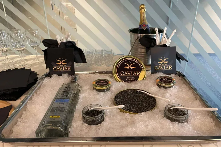 Expoziția României: caviar rusesc vodcă ucraineană (sursa: Facebook/Pavilionul Romaniei Expo 2020 Dubai)