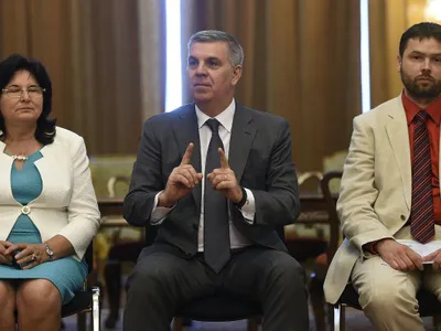 Guvernul taie masiv din salariile lui Zgonea, Petrescu și a angajaților din ANCOM, ASF și ANRE Foto: Facebook