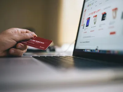 „Chargeback”, banii înapoi pentru servicii nelivrate (sursa: Pexels/Negative Space)