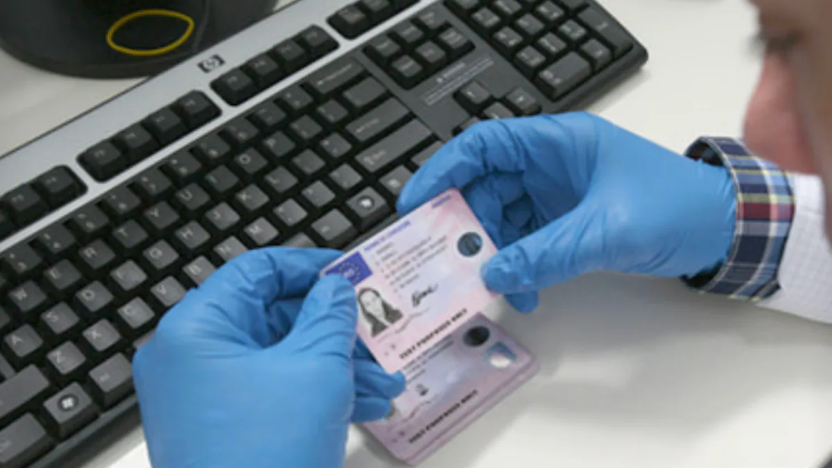 Permis de conducere verificat de un angajat DGPCI