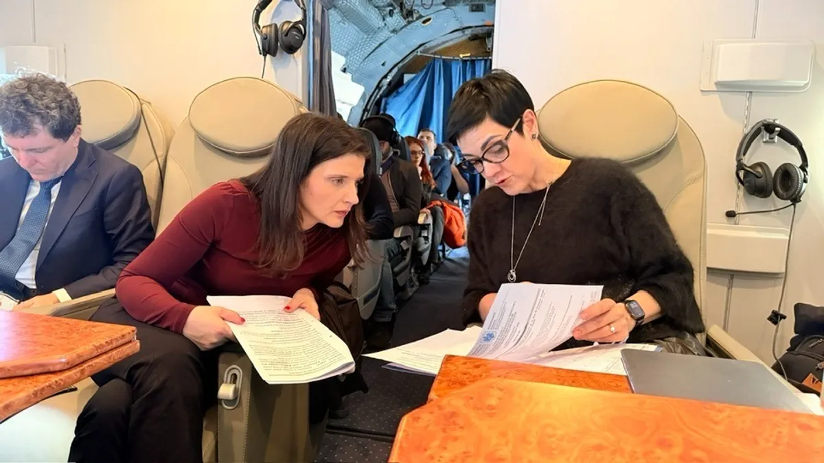 Nicușor Dan reduce cheltuielile cu zborurile (sursa: Facebook/Diana Lazar)