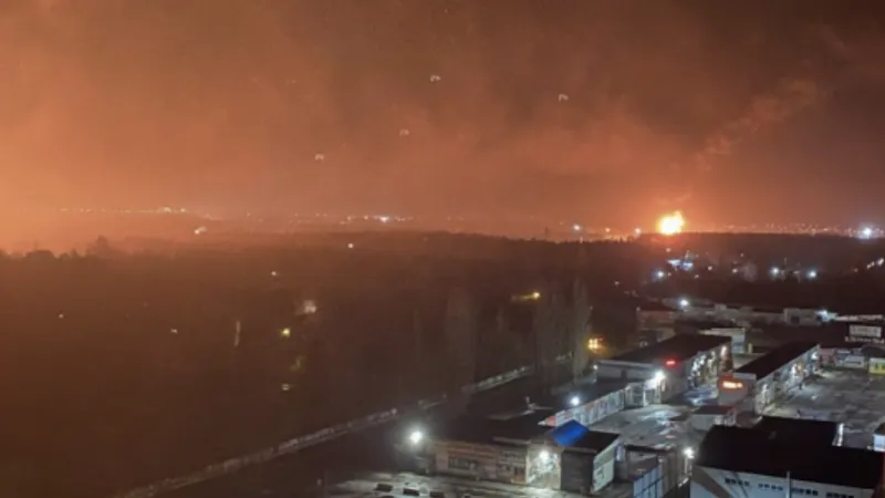 Depozit petrolier militar rus, incendiu masiv (sursa: kyivpost.com)