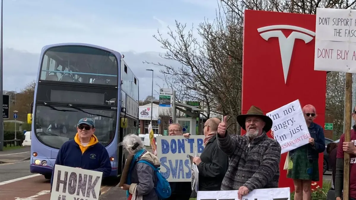 Proteste în Marea Britanie contra Tesla (sursa: BBC)