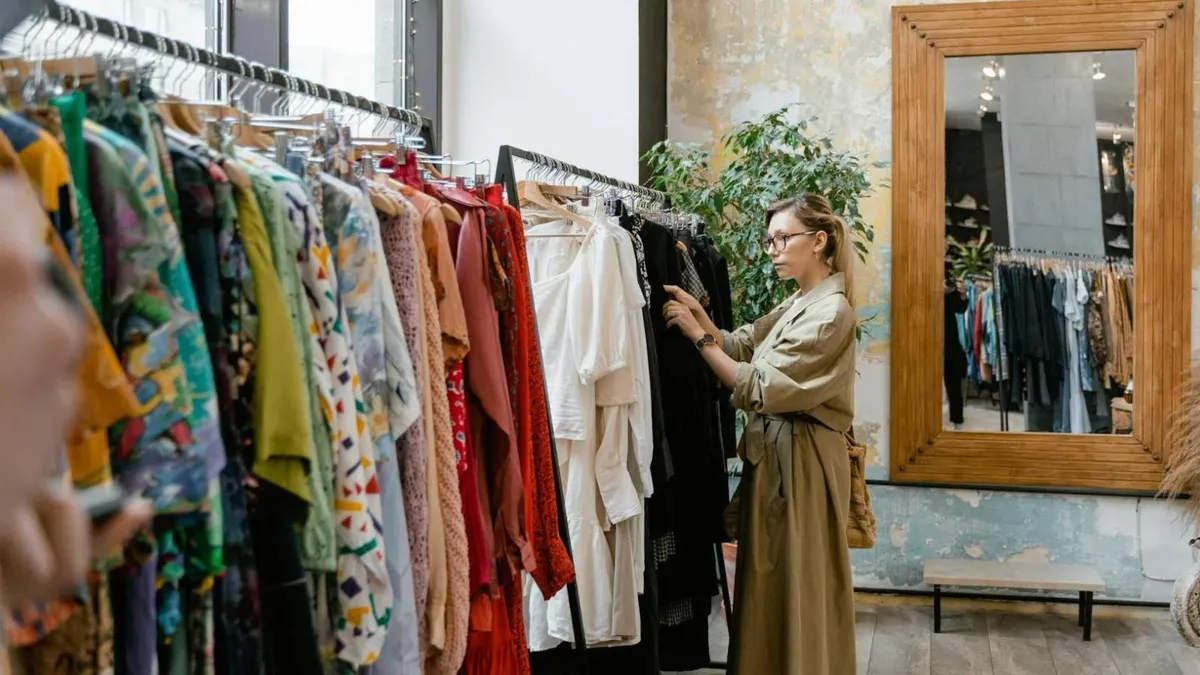 UE va interzice distrugerea hainelor nevândute (sursa: Pexcels/MART PRODUCTION)