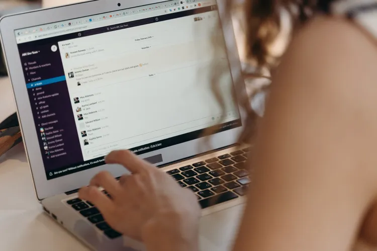 TikTok creează dependență prin felul în care a proiectat interfața, arată o investigație a Comisiei Europene