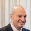 Marioneta pe mâna căruia România lasă 10 miliarde de euro din fonduri SAFE: lacheul lui Oprea (PSD) (sursa: Facebook/Razvan Pîrcălăbescu)