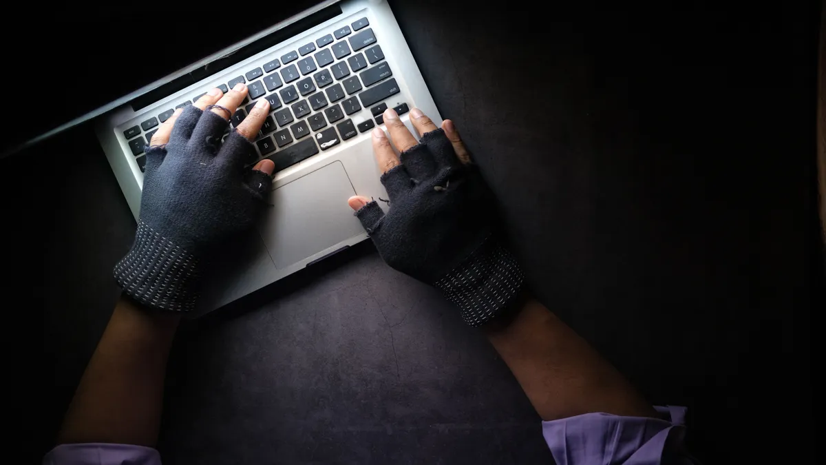 S-a trezit dator peste noapte: un escroc i-a furat identitatea cu date de pe internet și a făcut credite pe numele lui – poza 1
