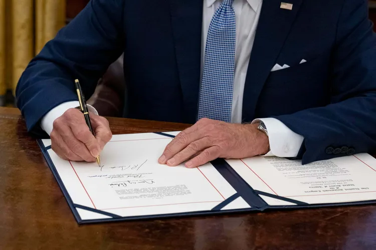 Biden promite interzicerea armelor de asalt (sursa: Facebook/The White House)