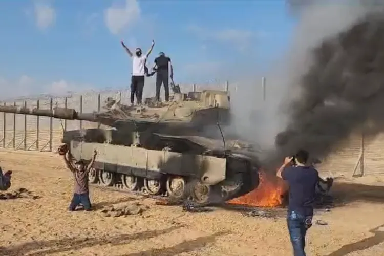 Israelul, care are unul din cele mai bune servicii de informații din lume, luat prin surprindere de un masiv atac al Hamas. Civili israelieni, uciși sau luați ostatici și duși în teritoriile palestiniene