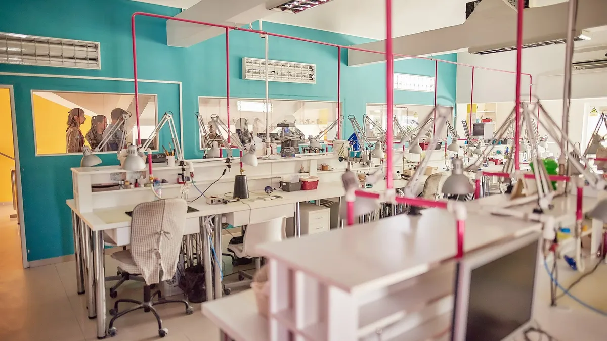 Compania ieșeană Drăghici Dental, preluată de un grup francez