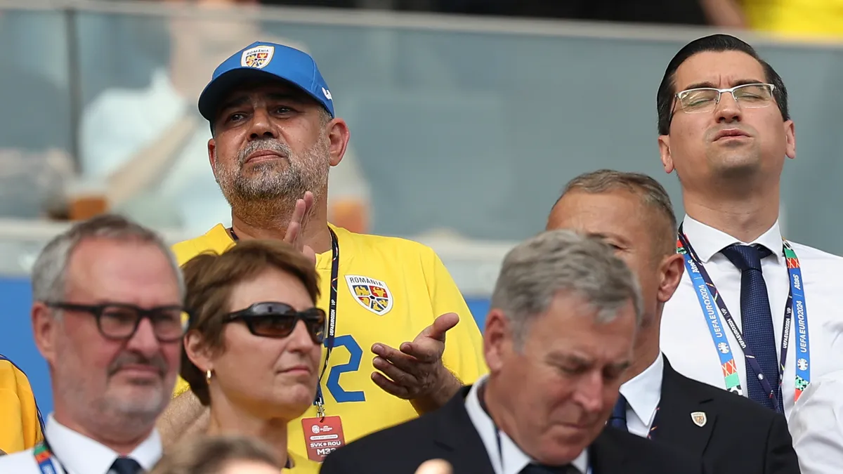 Burleanu îl protejează pe Ciolacu de suporteri (sursa: Inquam Photos/Ștefan Constantin)