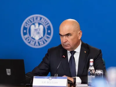 VIDEO Bolojan nu a vrut să mărească TVA, dar Comisia Europeană a spus „Pe bune?!”. Nu mai era timp (Dragoș Anastasiu, invitat la podcastul „Cum e, de fapt?”)