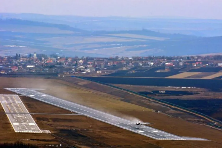 Pista aeroportului, blocată de case ilegale (sursa: ziaruldeiasi.ro)