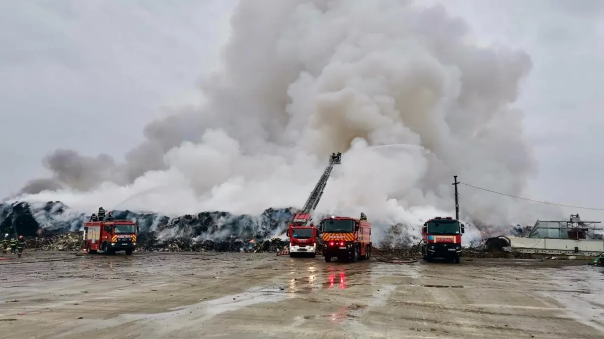 Incendiul stins după patru zile de intervenții (sursa: Facebook/ISU Prahova)