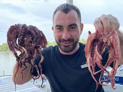 Pescobar ("Taverna Racilor"), ascuns după mămica (sursa: Facebook/Taverna Racilor Herastrau Fishtodoor)