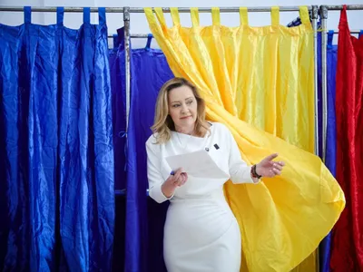Elena Lasconi votează pentru Nicușor Dan (sursa: Facebook/Elena Lasconi)