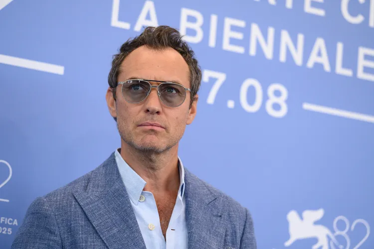 Jude Law, interpretându-l pe Vladimir Putin (sursa: Facebook/La Biennale di Venezia)