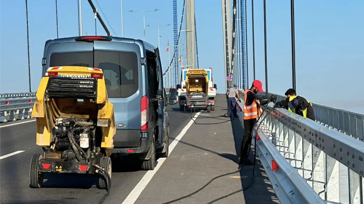 Podul suspendat de la Brăila, șurubărit (sursa: Facebook/CNAIR)