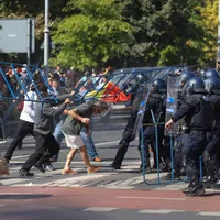ANALIZĂ Cum s-au sincronizat mesajele PSD, AUR și ale disidenților din PNL în cazul protestelor violente din Piața Victoriei
