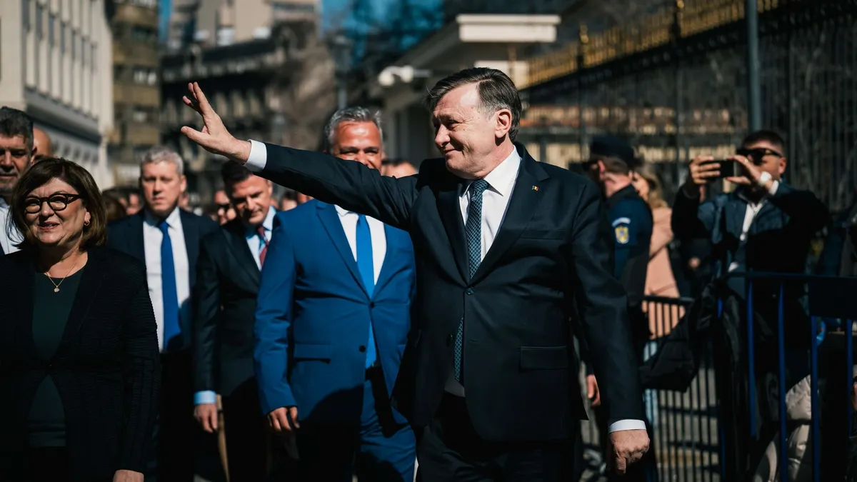 Candidatura lui Crin Antonescu, validată oficial (sursa: Facebook/Crin Antonescu)