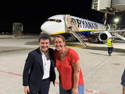 Nicușor Dan a călătorit la low cost spre Milano și s-a fotografiat cu una din pasagerele cursei Foto: Facebook