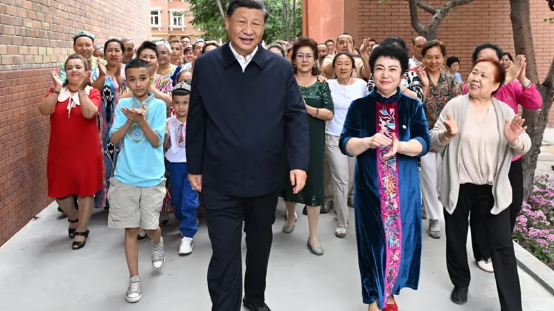 China pompează miliarde de dolari în propaganda externă Foto: Twitter