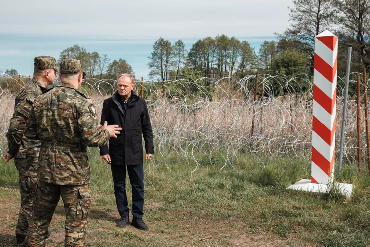 Polonia, fortificații la frontiera cu Belarus (sursa: Facebook/Donald Tusk)