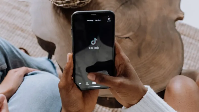 TikTok, interzis guvernamental, folosit de politicieni (sursa: pexels.com/cottonbro studio)