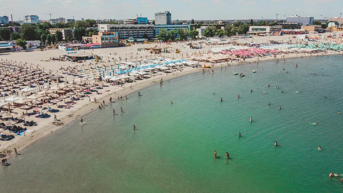 Coșmarul de pe plajele românești: construcții clandestine, deversări de apă netratată în mare, fose și rezervoare ilegale de gaz îngropate în plaje (sursa: Pexels/Czapp Árpád)
