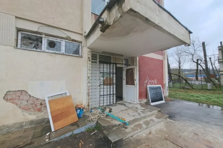 VIDEO Cum se fură o școală în construcție bucată cu bucată: parchet, calorifere, chiar și sculele muncitorilor