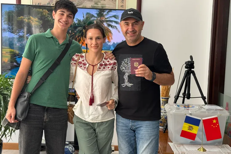 O familie de moldoveni din Hong Kong a parcurs 2.000 de kilometri ca să voteze