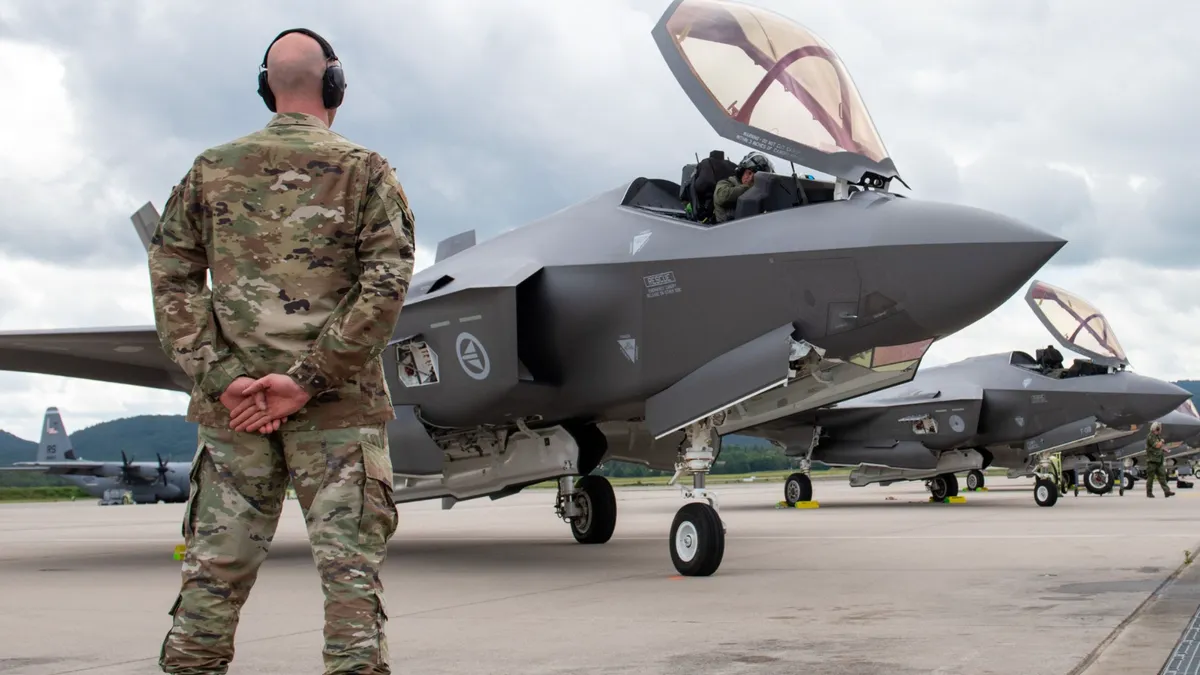 MApN a secretizat avansul plătit pentru avioanele F-35 (sursa: Facebook/F-35 Lightning II)