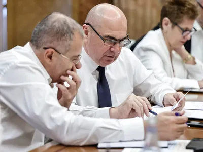 Guvernul vrea să înghețe, în 2026, pensiile, salariul minim, dar și punctul de amendă Foto: Facebook Guvernul României