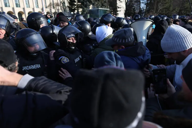 Violențe la protestul pro-Georgescu, jandarmeria reacționează (sursa: Inquam Photos/George Călin)