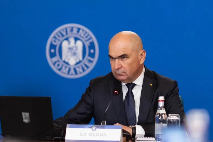 VIDEO Bolojan nu a vrut să mărească TVA, dar Comisia Europeană a spus „Pe bune?!”. Nu mai era timp (Dragoș Anastasiu, la podcastul „Cum e, de fapt?”)