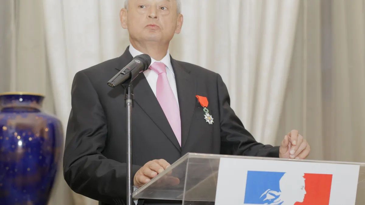 Au început procedurile de retragere a Legiunii de Onoare acordate lui Oprescu Foto: Inqaum/ Marin Raica