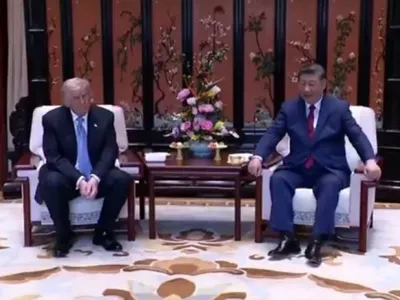 Xi pare mai înalt decât trump. după aranjamentul protocolului chinezesc Foto: captură video