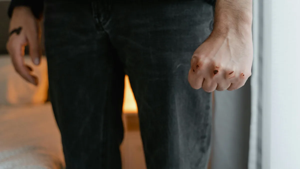 Polițist cercetat penal pentru violență domestică (sursa: Pexels/MART PRODUCTION)