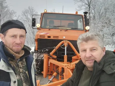 Un primar, Dinu Birtoc, deszăpezeşte singur drumurile  Foto: Facebook