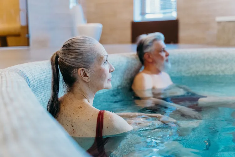 Când pot pensionarii cu bilete de tratament să își primească banii înapoi: condiții proaste la hotel sau sejur întrerupt