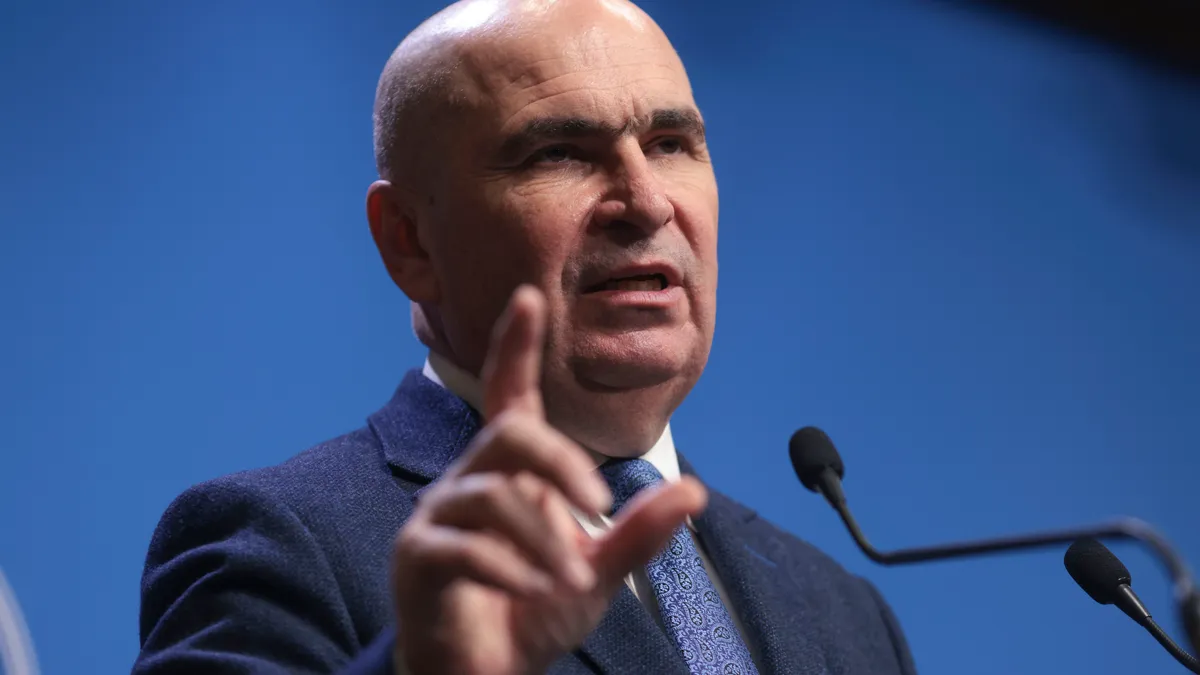 Efectul guvernării Bolojan: deficitul comercial scade, importurile se reduc, dar cresc exporturile Foto: Inquam/George Calin